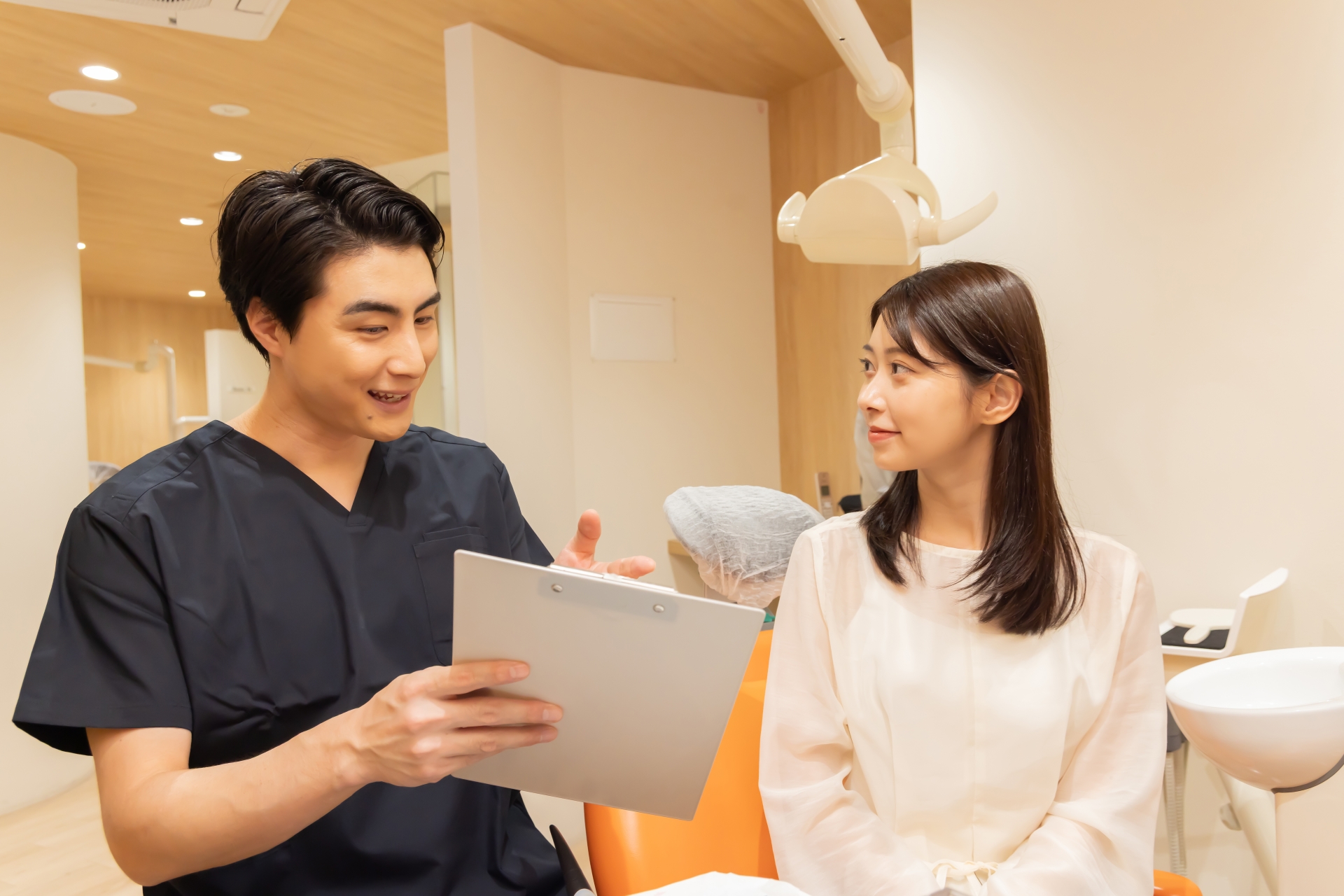 歯列矯正では必ず抜歯が必要？歯を抜くケースや抜かないリスクを解説